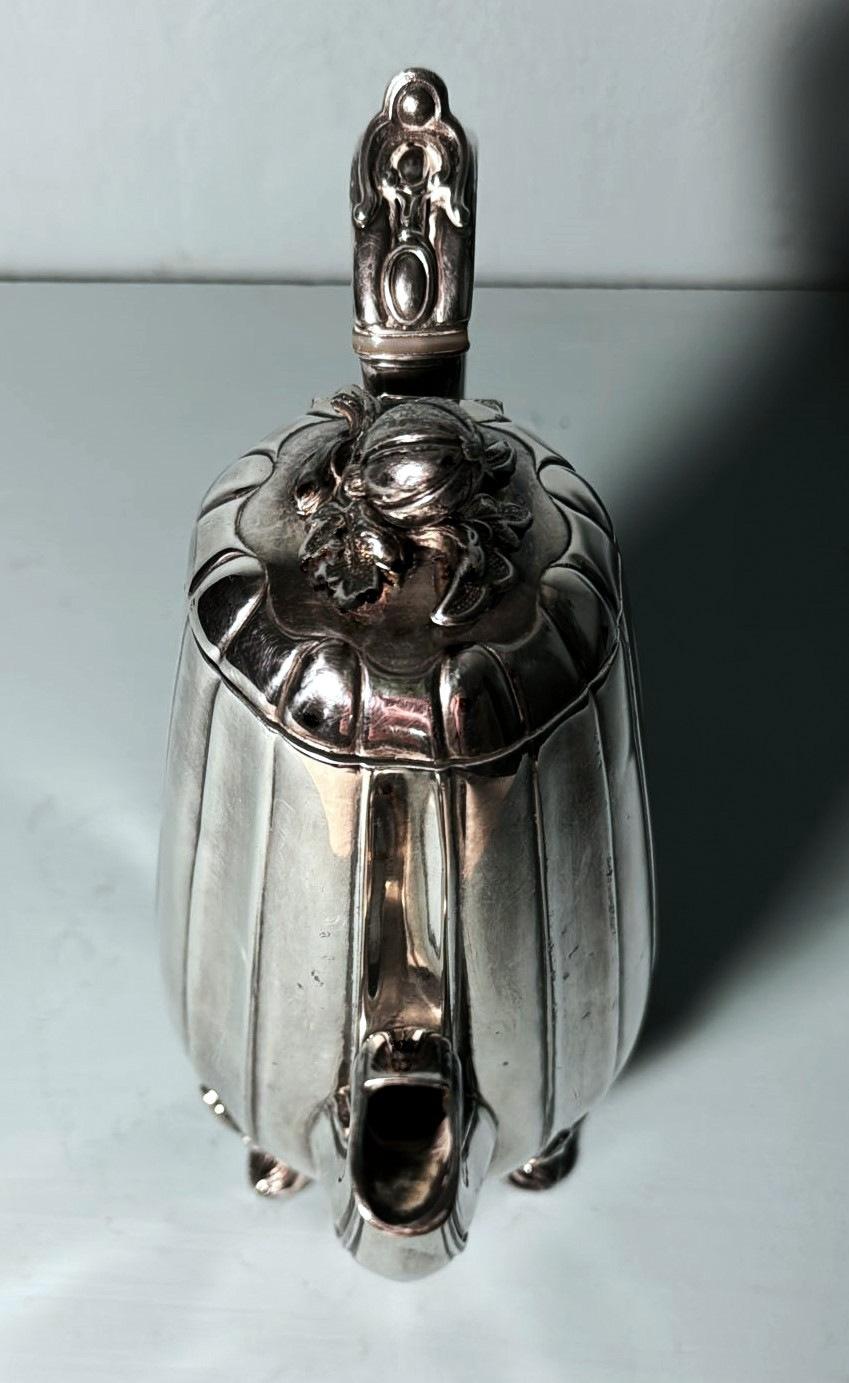 Tetera-chocolatera inglesa Dixon James bañada en plata en Bueno estado para la venta en Prato, Tuscany