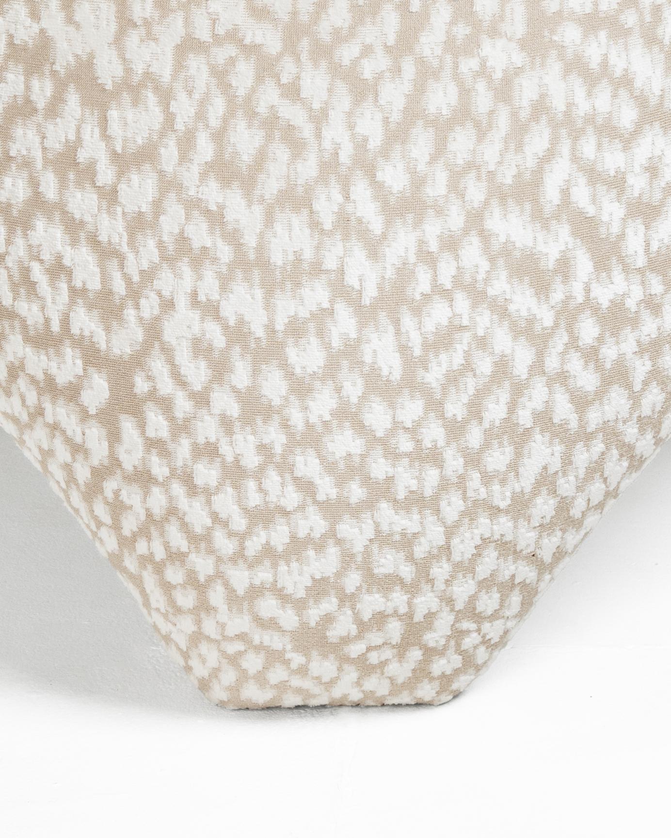 Fatto a mano Django - Bianco osso - Pouf scultoreo in velluto testurizzato di Odditi in vendita