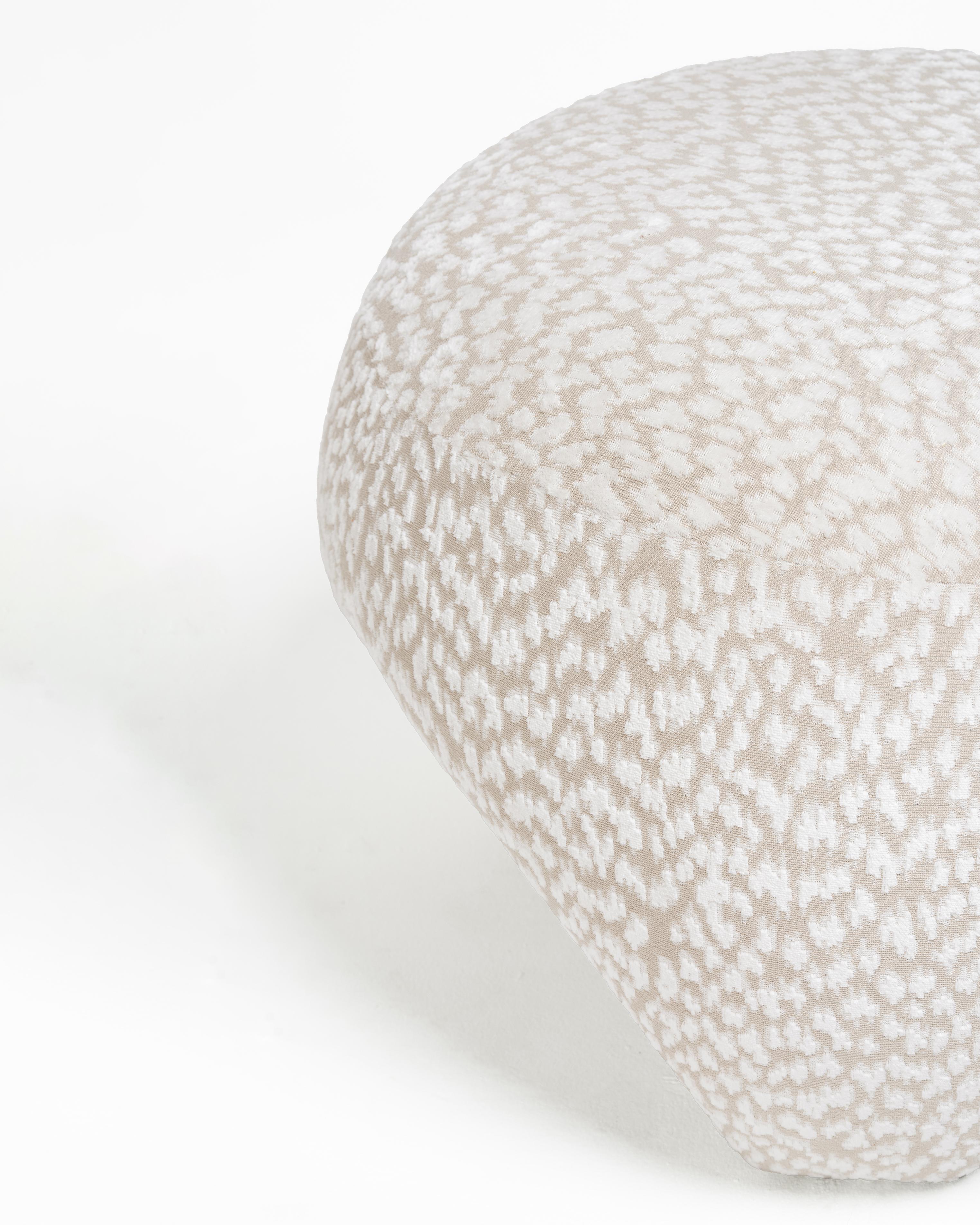 Oceanico Django - Bianco osso - Pouf scultoreo in velluto testurizzato di Odditi in vendita