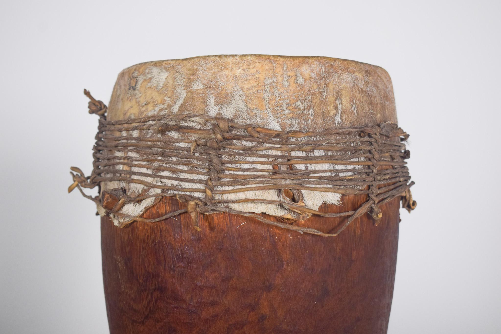 Strumento musicale Djembé, Kaloack. Un potente strumento a percussione di origine africana. Il djembé emette suoni forti con i quali si creano ritmi e danze vigorose. I musicisti più importanti riconoscono la solidità e l'alta qualità del suono