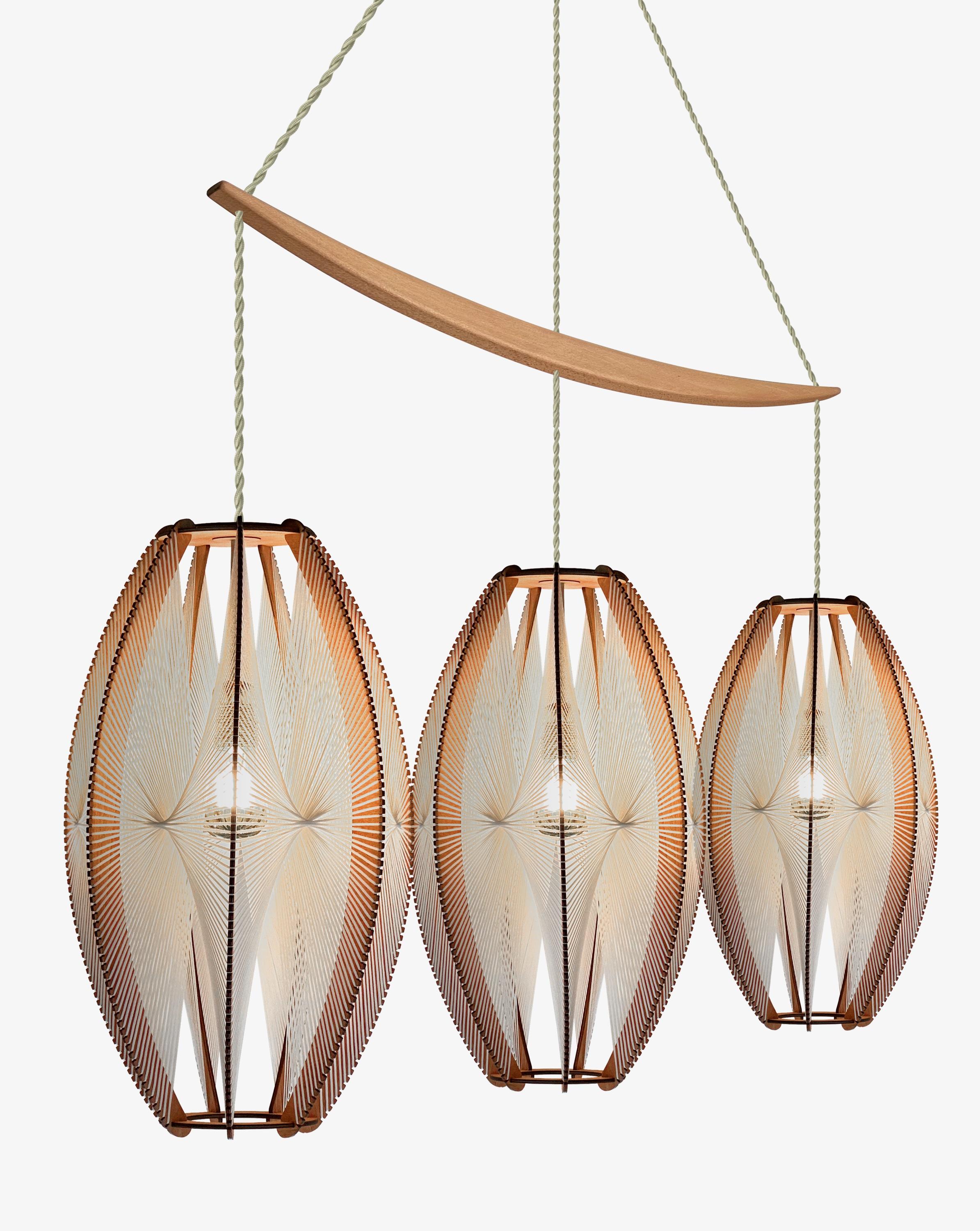 Lampadario Djemino di LAFABLIGHT
Dimensioni: D. 90 x H. 150 cm
Materiali: Struttura in Wood intrecciata con cotone ecru, cavo tessile con rosetta in metallo/legno.

LAFABLIGHT nasce dall'incontro di due appassionati di design con valori comuni, che