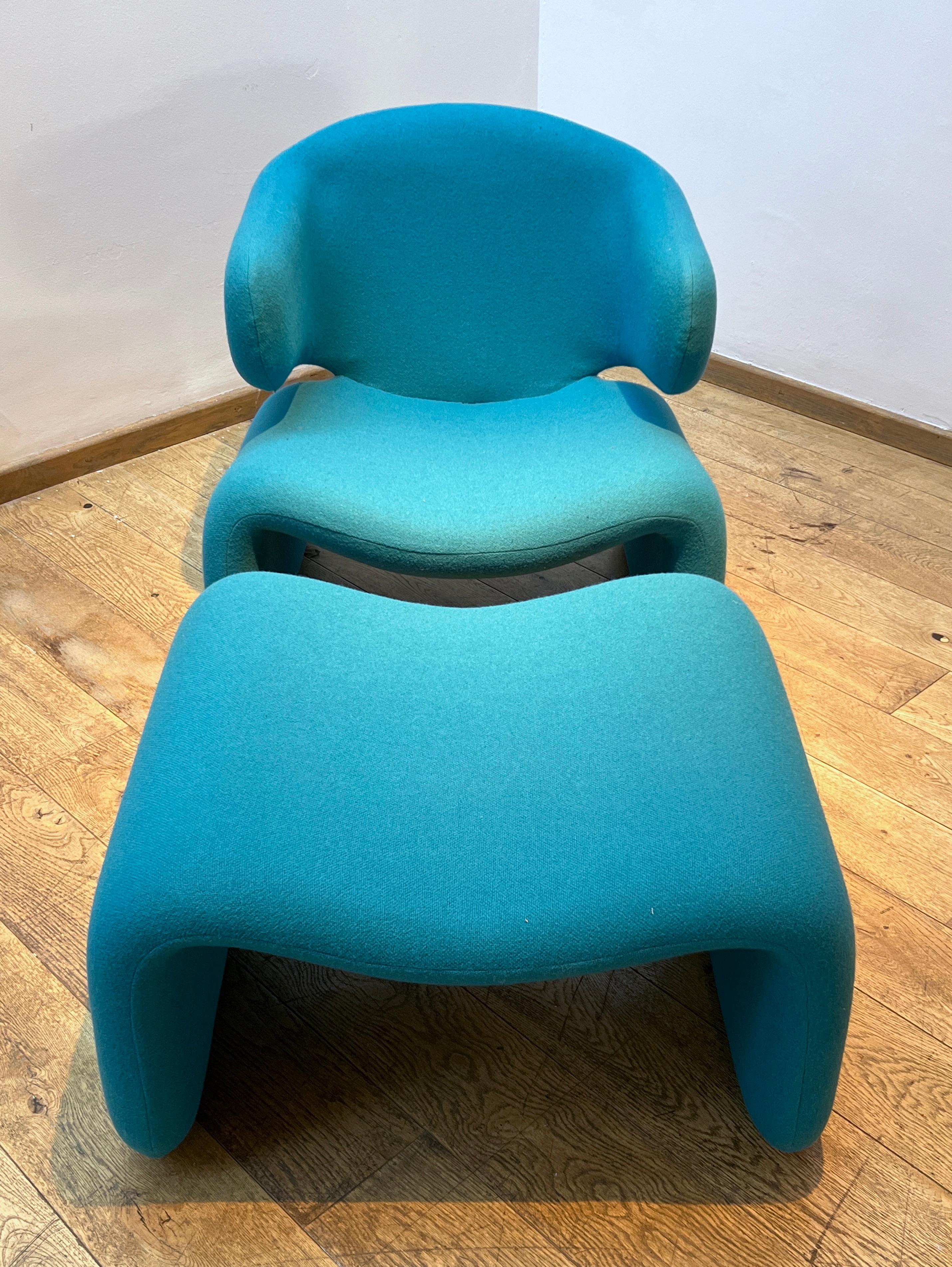 For Airborne, France
From the iconic seating designs by Olivier Mourgue featured in Stanley Kubrick's '2001: A Space Odyssey' in 1968.
Steel frame padded in foam and re-covered in turquoise Kvadrat fabric, on steel bar 'feet'.
Chair: H 66 / W 68 / D