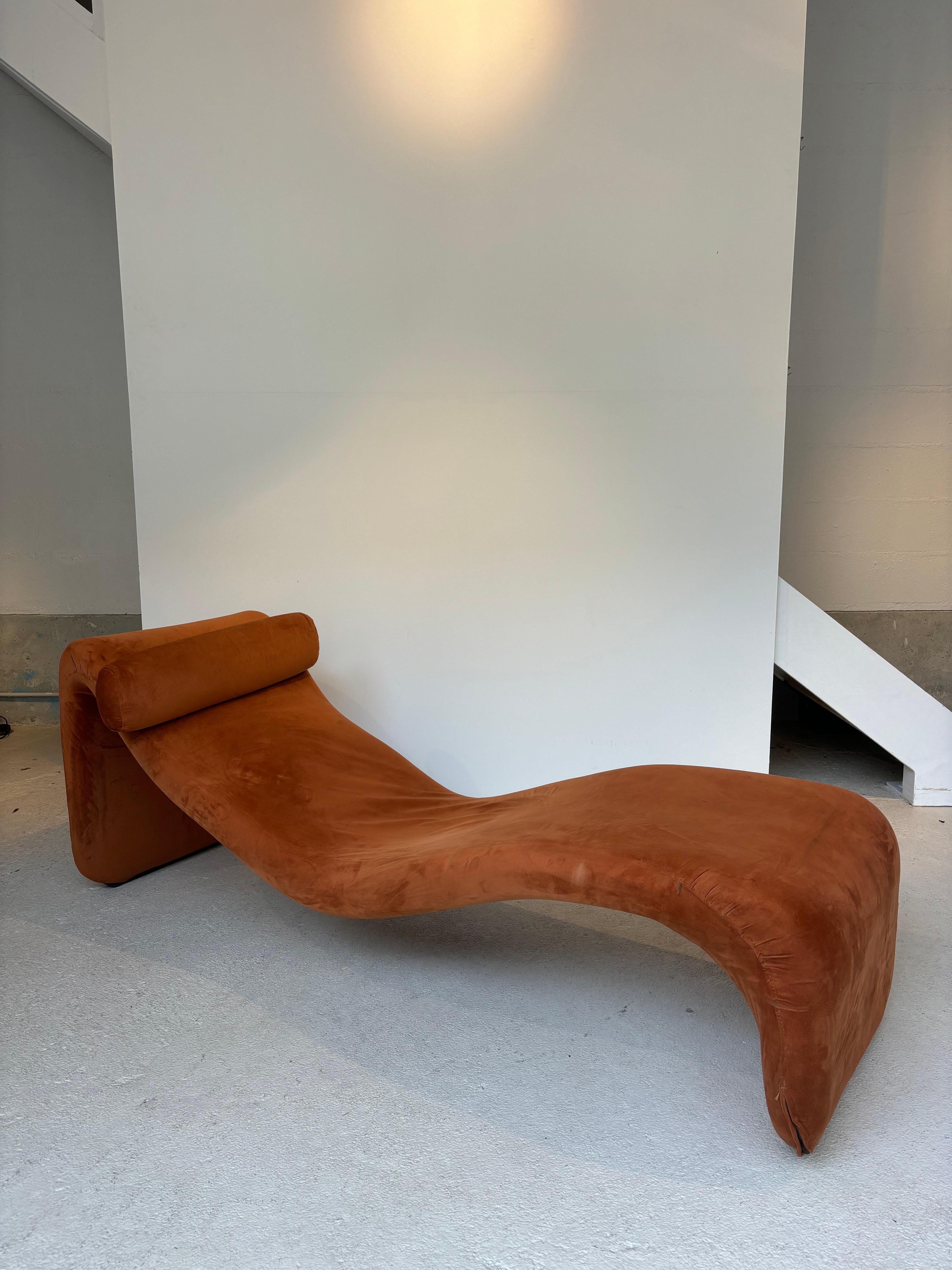 Chaise longue dite Djinn par Olivier Mourgue. 