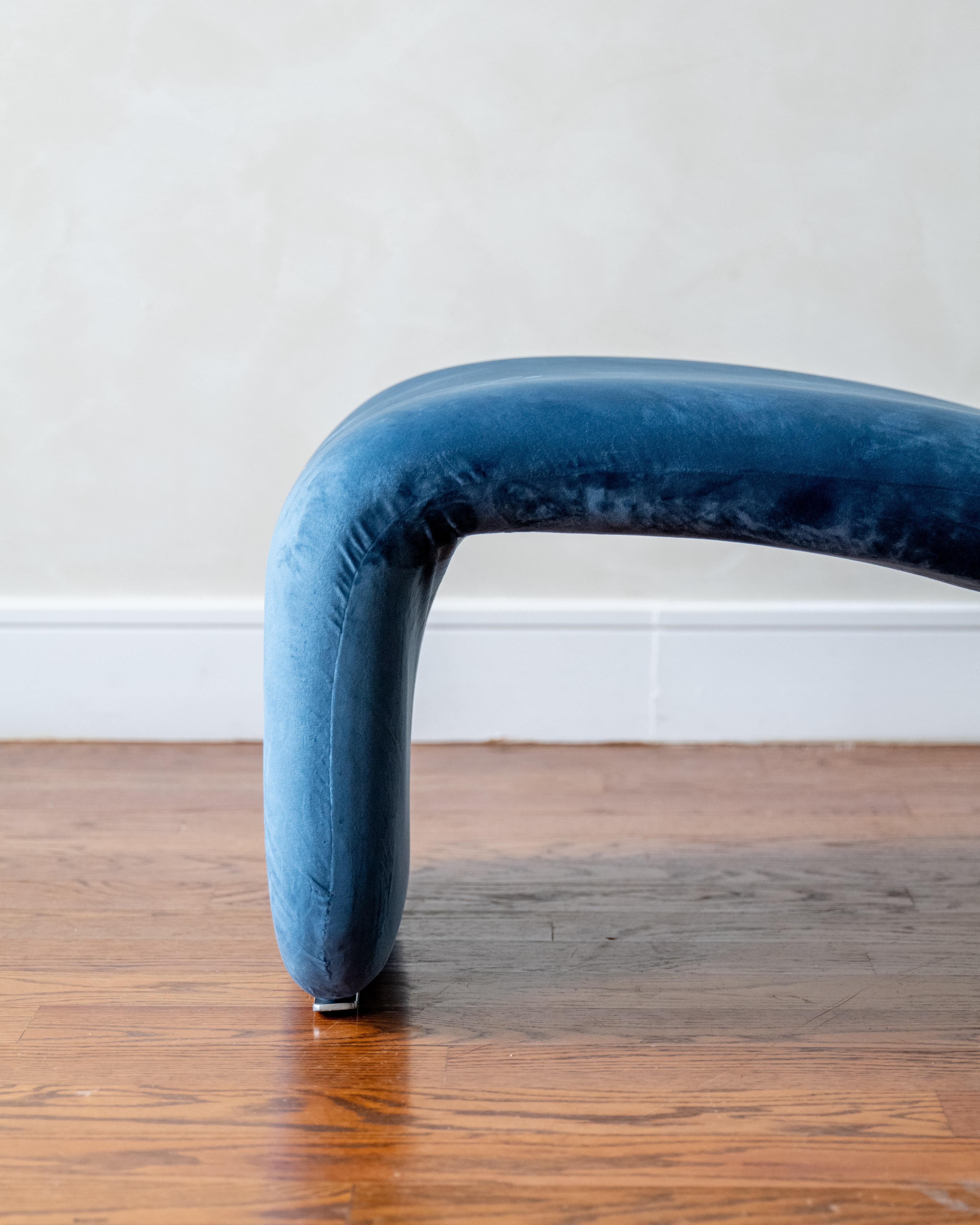 Vera e propria icona del design futuristico, la chaise longue Djinn incarna l'ottimismo e la fluidità dell'Era Spaziale. Disegnata in Francia da Olivier Mourgue e prodotta da Airborne nel 1963, la sua silhouette sinuosa è ottenuta grazie all'acciaio