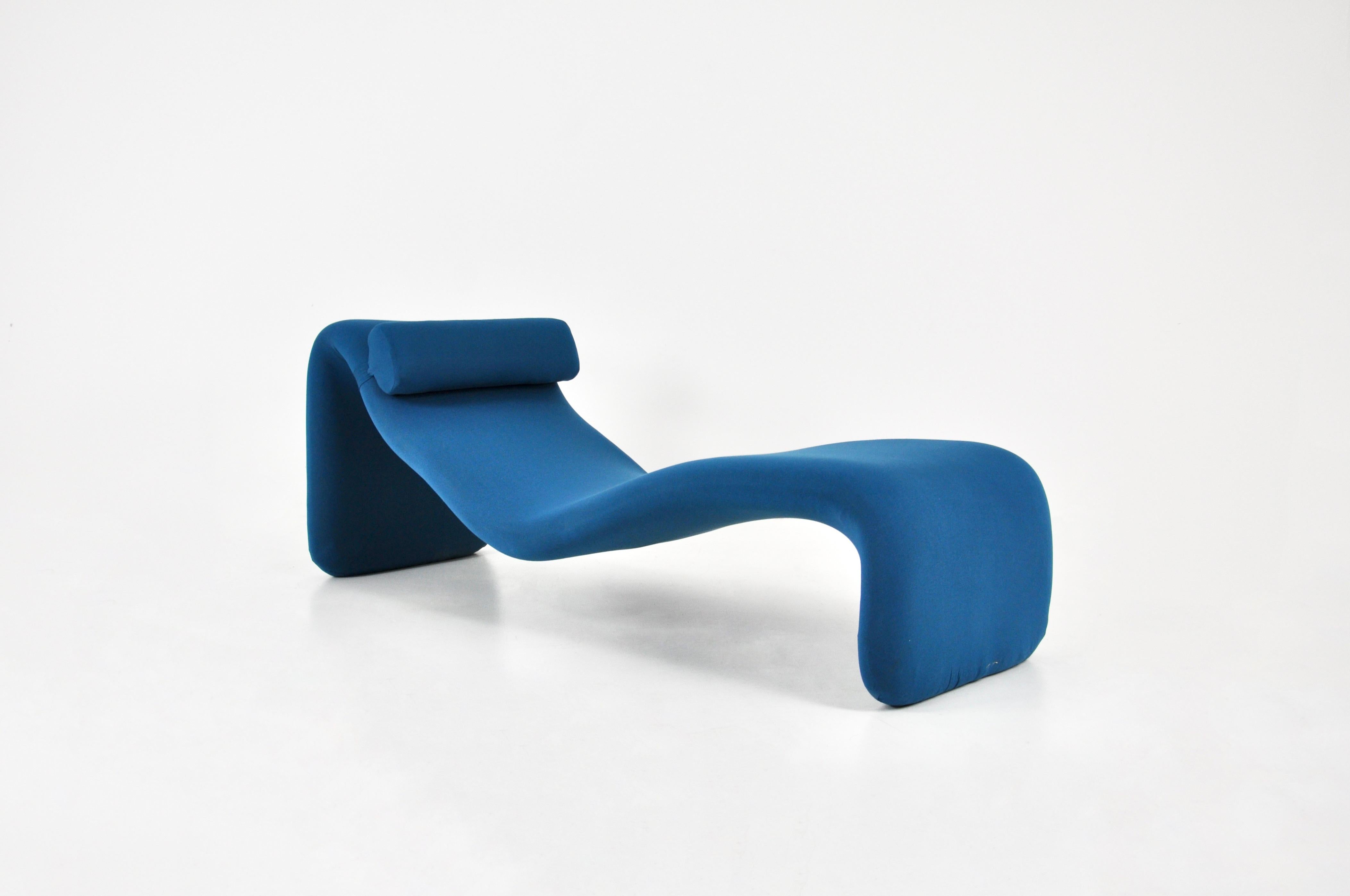 Blue fabric lounge chair. Djinn model by Olivier Mourgue. New fabric. Wear due to age and time.
For shipping, request us for receive the best price.