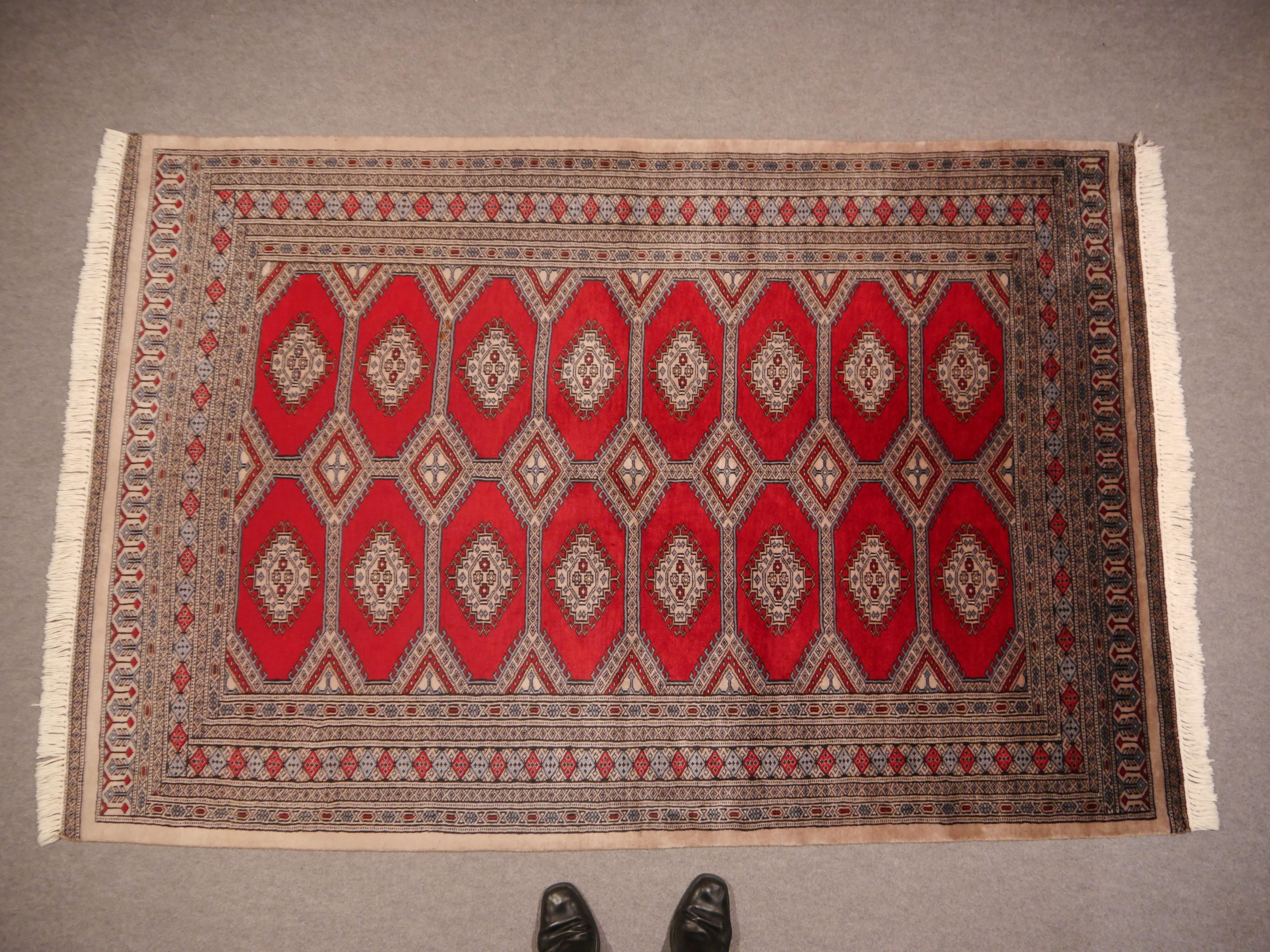 Bochara Bukhara carpet hand-knotted 7 x 4.7 ft Ersari Design

Fine carpet made of wool, hand-knotted in a classic design.
Design: Bochara Bukhara Ersari Turkmen
Pile: 100% Wool
Colors: basic color red, secondary colors light brown-gray
Knot density: