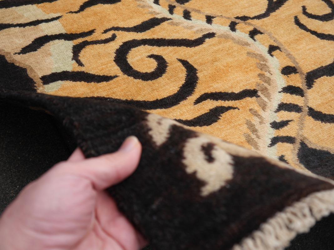 Djoharian Collection Tiger Rug Laine Noué à la main Antique Tibetan Design  en vente 14