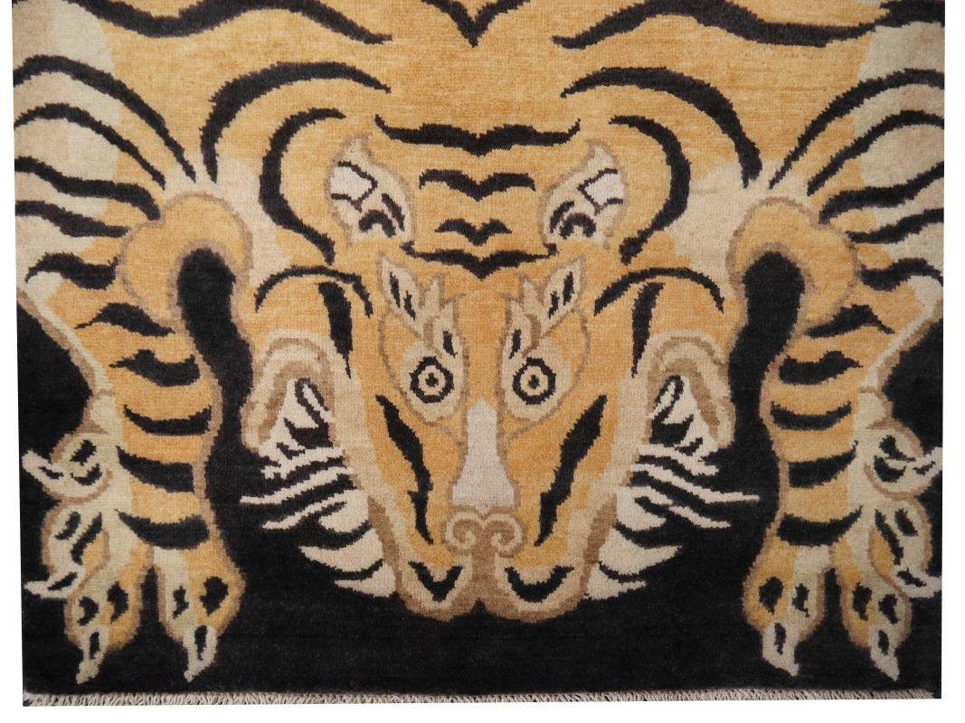 Art déco Djoharian Collection Tiger Rug Laine Noué à la main Antique Tibetan Design  en vente