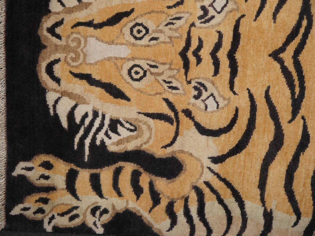 Djoharian Kollektion Tiger-Teppich aus Wolle, handgeknüpft, antikes tibetisches, tibetisches Design  (Handgeknüpft) im Angebot