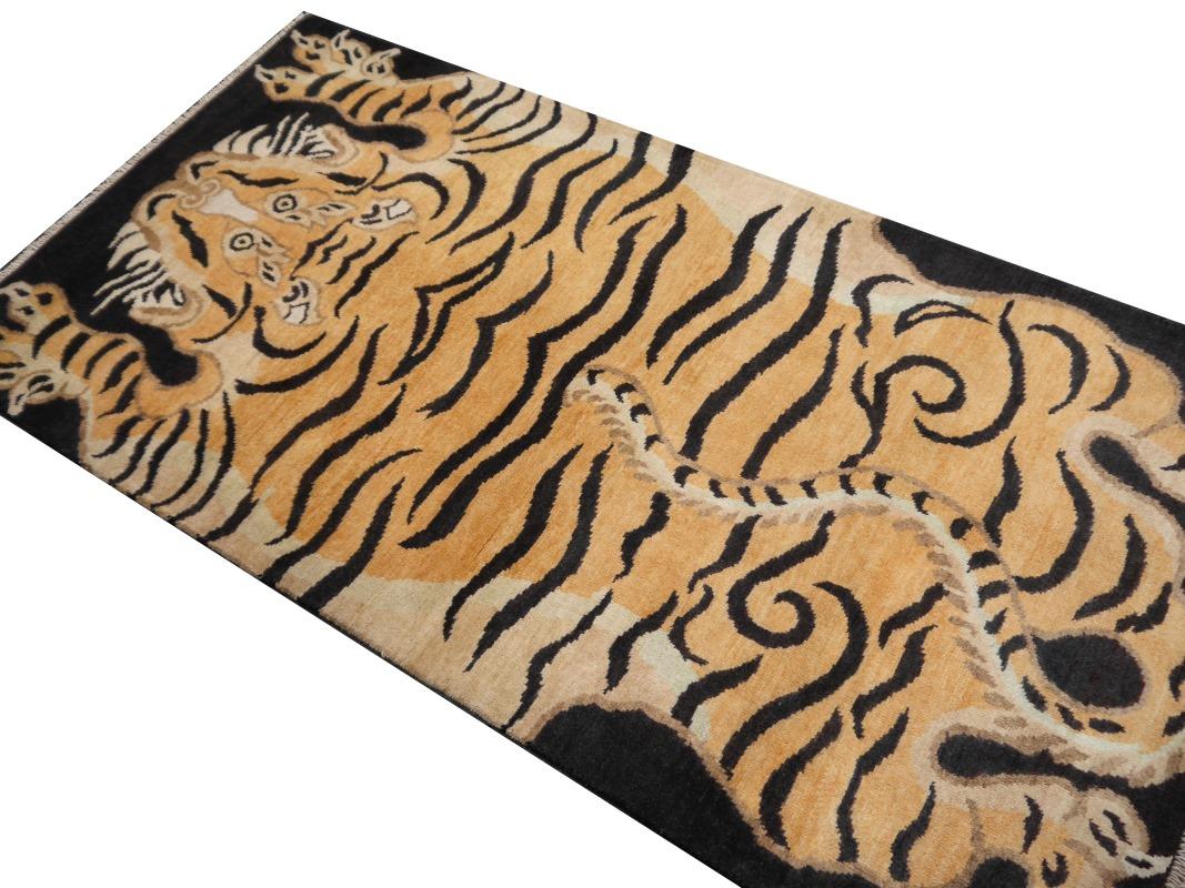 Djoharian Kollektion Tiger-Teppich aus Wolle, handgeknüpft, antikes tibetisches, tibetisches Design  im Angebot 1