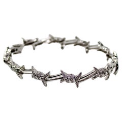 Bracciale rigido Djula Paris Barbelé in oro bianco 18k con motivo a filo spinato e pavé di diamanti