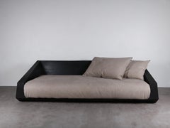 Minimalistisches Sofa mit schwarzem Sperrholzrahmen und beigefarbenen Kissen von Lucas Tyra Morten
