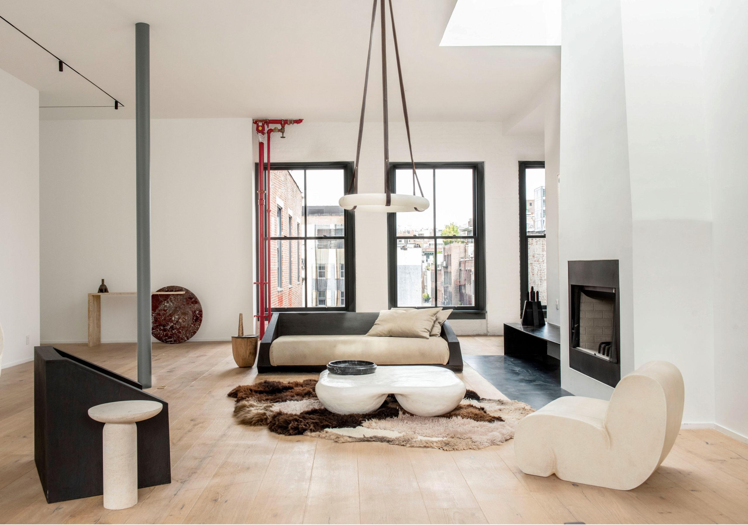 Divano minimalista con struttura in compensato nero e cuscini beige di Lucas Morten in vendita 1