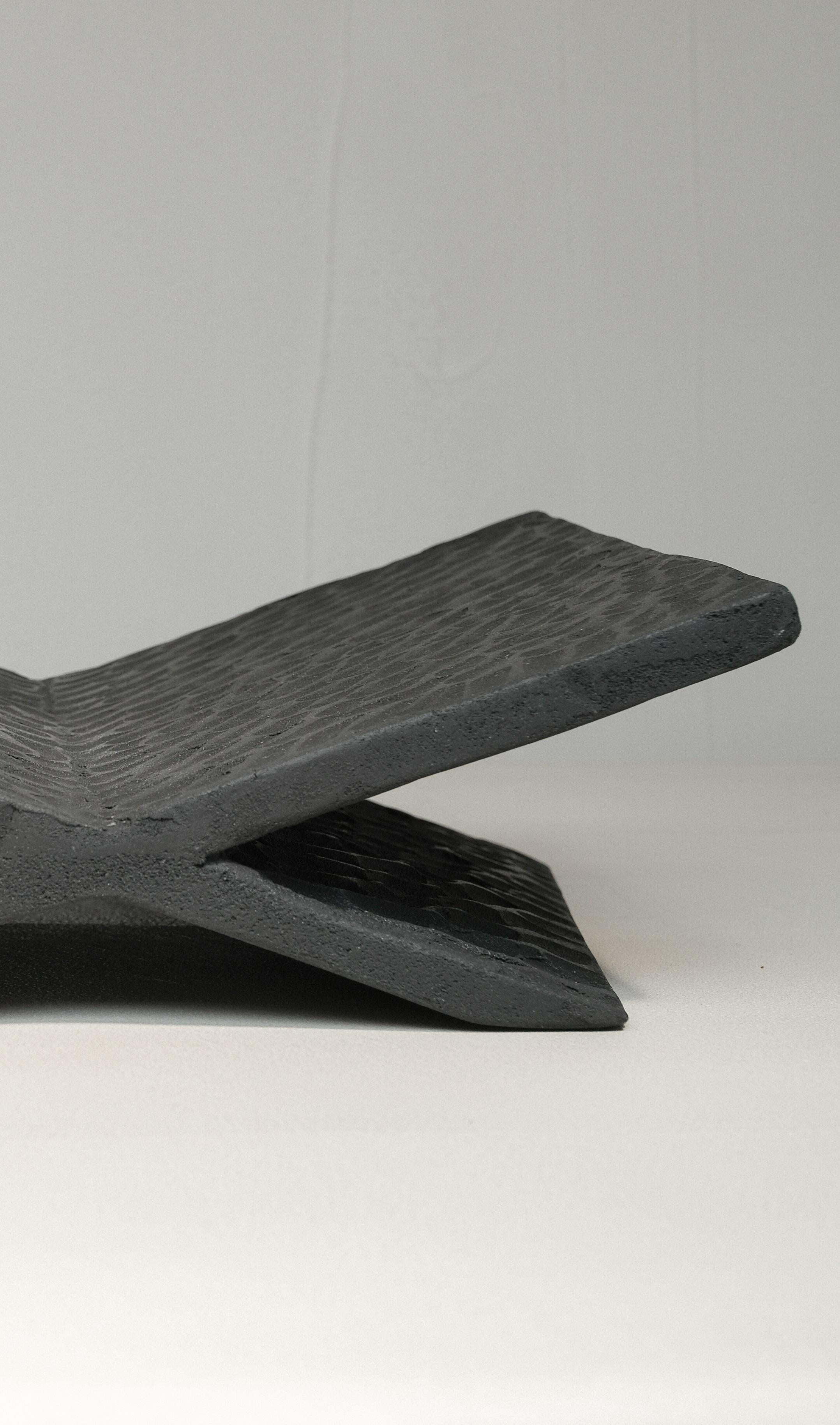 Librero Contemporáneo de Mezcla de Cemento Negro Calizo y Madera Maciza by Dennis Kaiser Italiano en venta