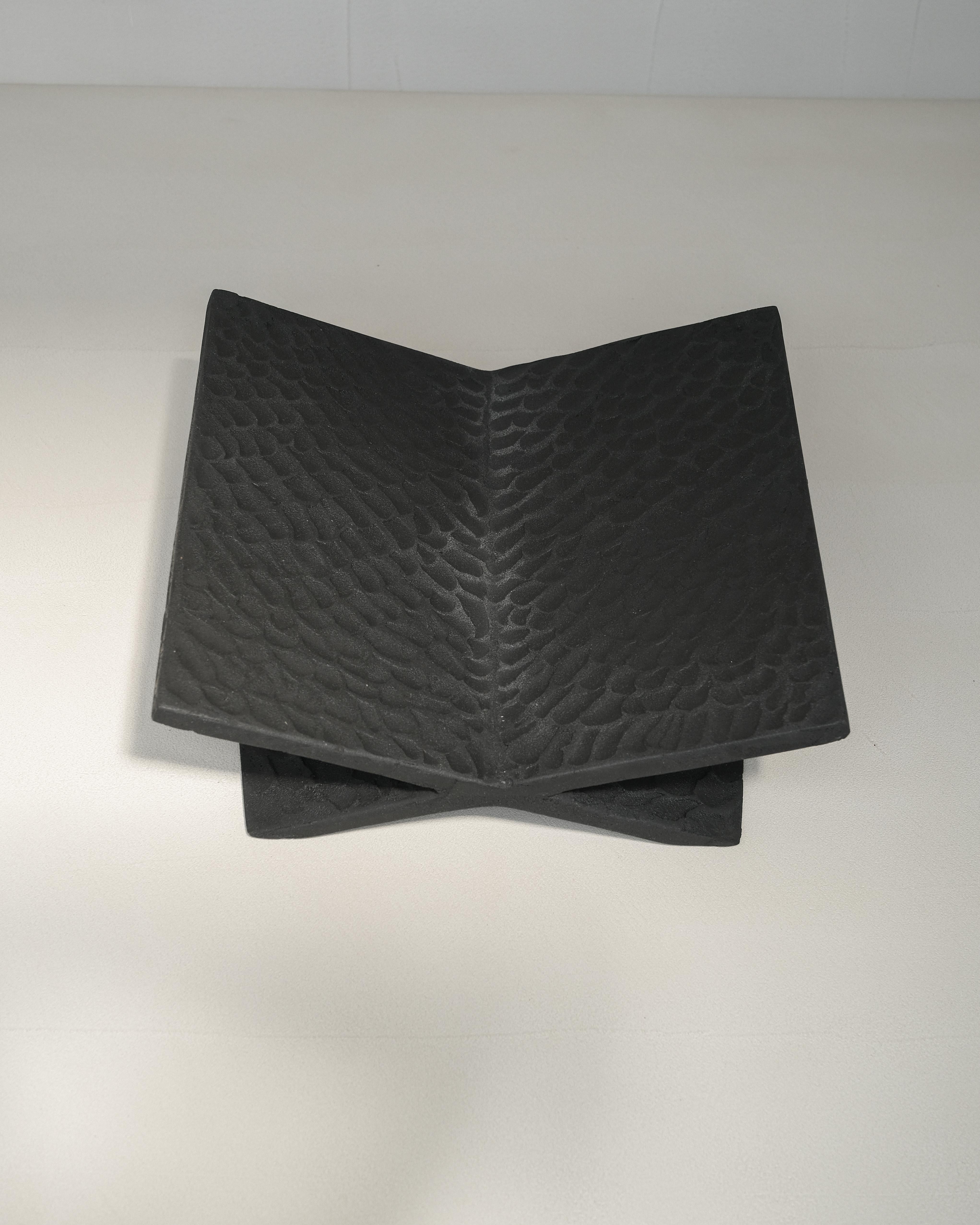 Librero Contemporáneo de Mezcla de Cemento Negro Calizo y Madera Maciza by Dennis Kaiser Otro en venta