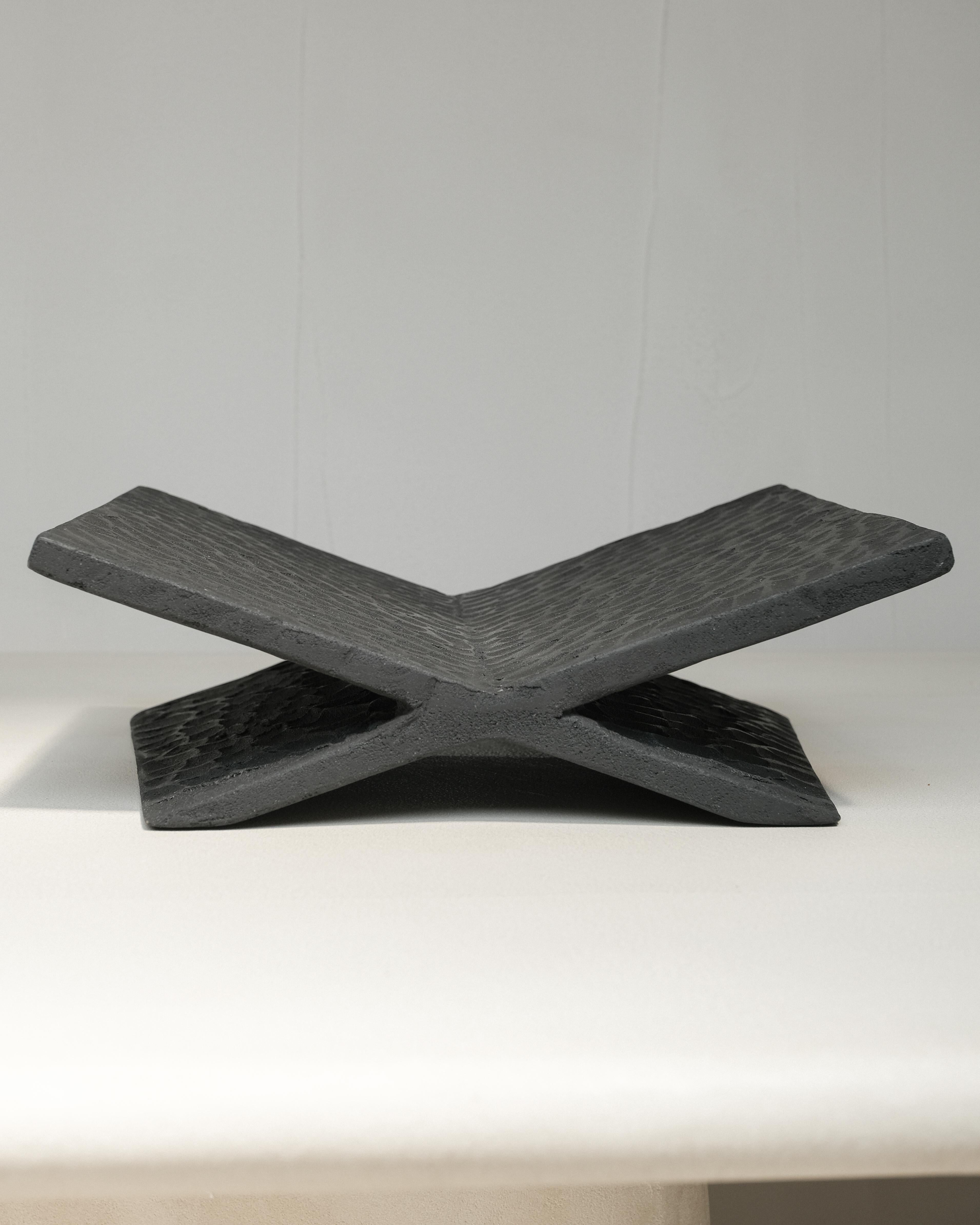 Librero Contemporáneo de Mezcla de Cemento Negro Calizo y Madera Maciza by Dennis Kaiser en Nuevo estado para la venta en Geneve, CH