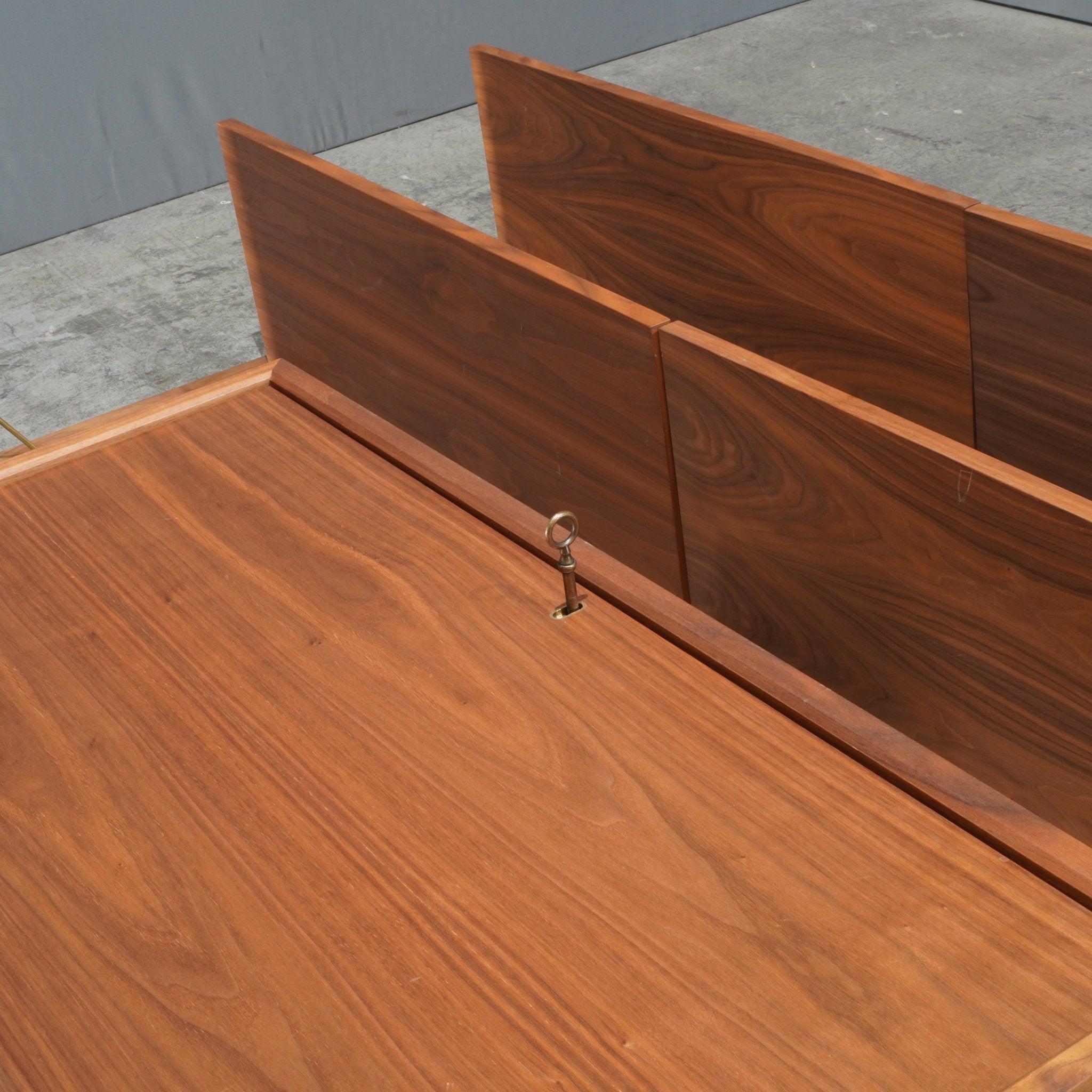 La cajonera DK3 Royal System de Poul Cadovius es una clase magistral de diseño de muebles modulares. Con una estética atemporal y minimalista, este mueble muestra el ingenio del diseñador danés para maximizar el almacenamiento con líneas elegantes y