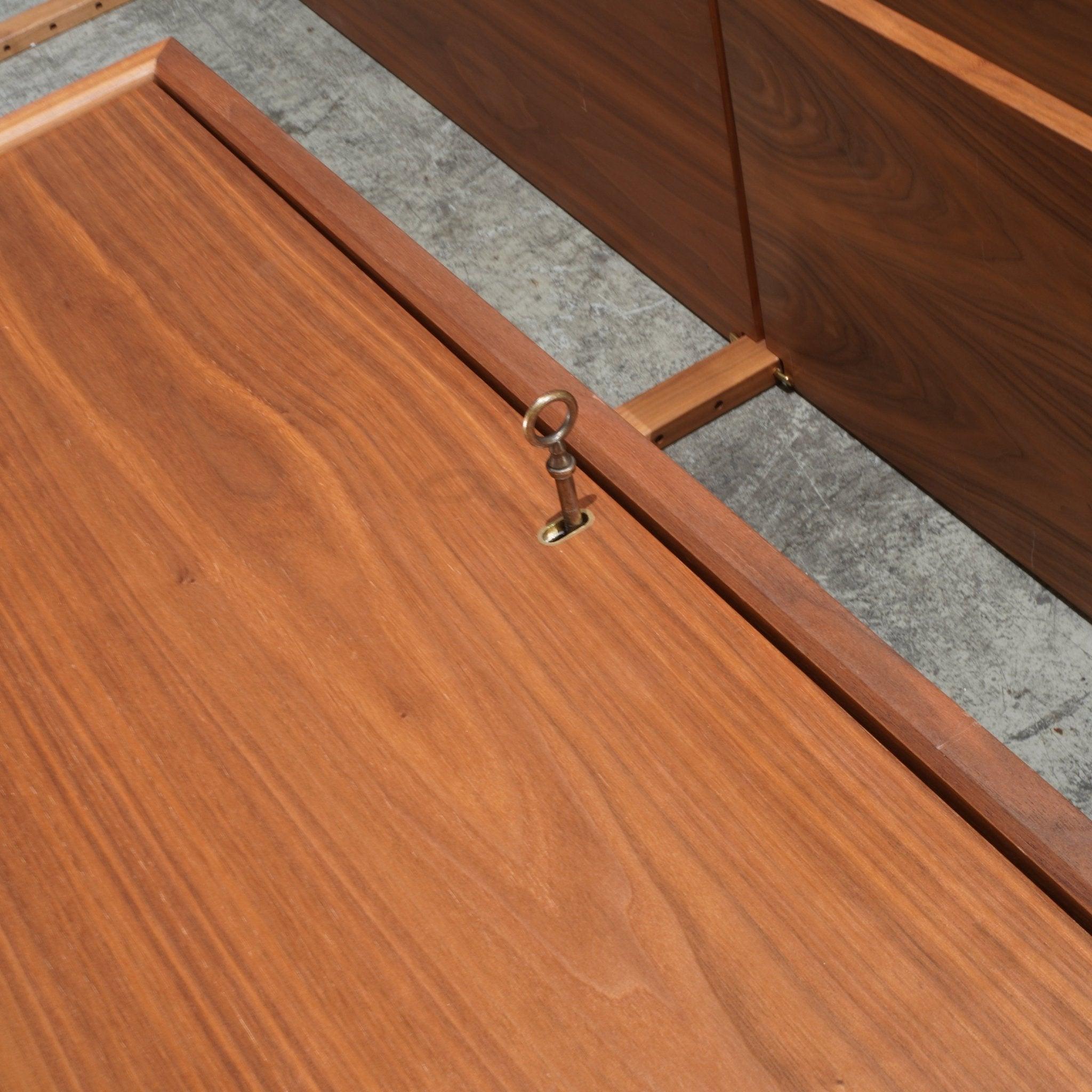 Cajonera DK3 Royal System de Poul Cadovius Moderno