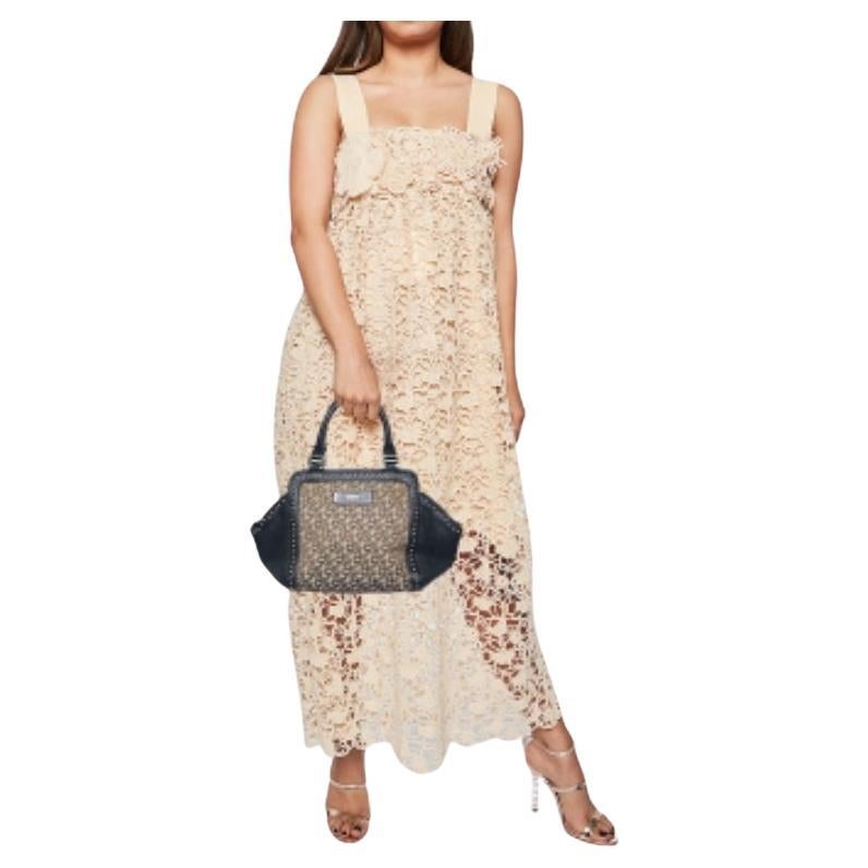Questa borsa è realizzata con materiali di altissima qualità e un design elegante. Versatile e funzionale, è ben dimensionato per il tuo uso quotidiano.