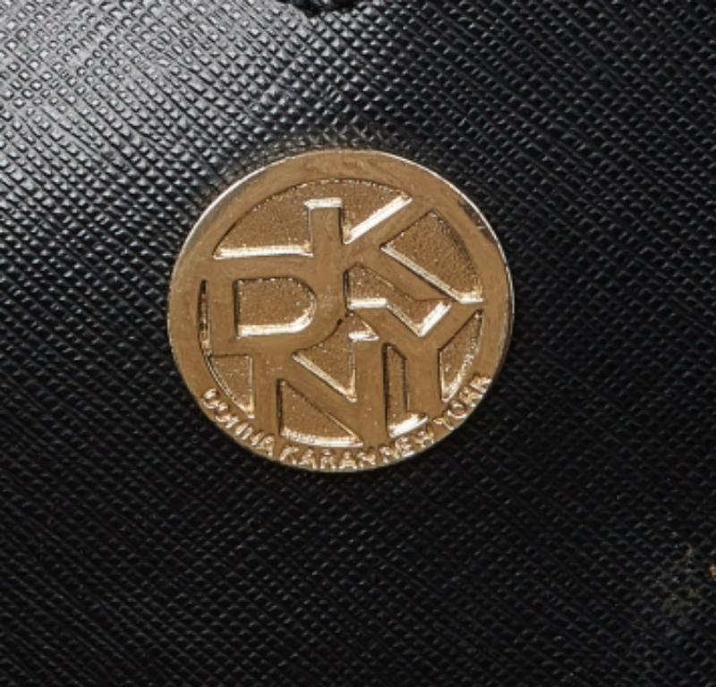 DKNY Beige/Nero: borsa firmata in tela e pelle con borchie In condizioni discrete in vendita a Dubai, Al Qouz 2