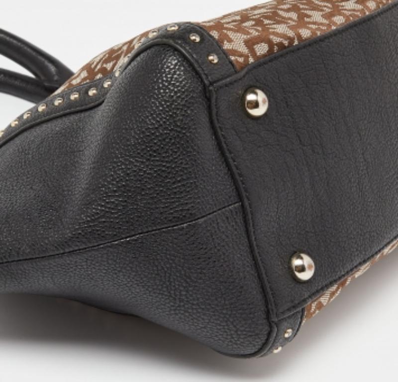 DKNY Beige/Nero: borsa firmata in tela e pelle con borchie in vendita 1