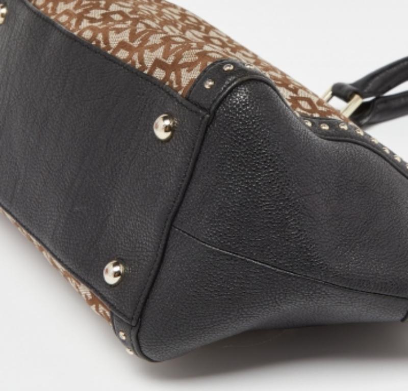 DKNY Beige/Nero: borsa firmata in tela e pelle con borchie in vendita 2