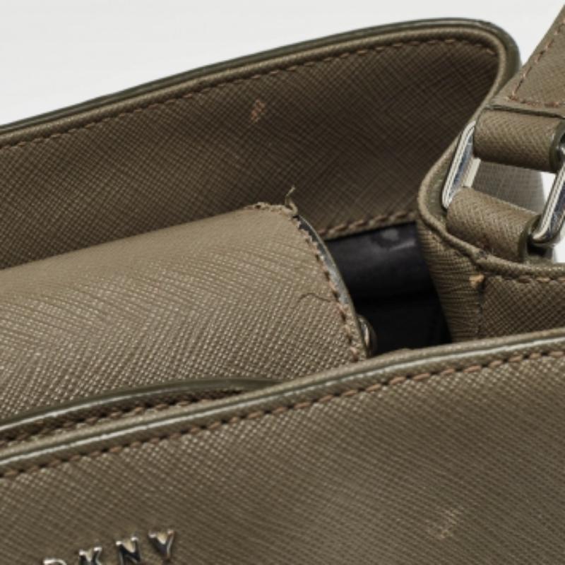 Designertaschen sind ideale Begleiter für viele Gelegenheiten! Hier haben wir ein mit Präzision gefertigtes Stück, das Mode und Funktionalität vereint. Er ist mit einem großzügigen Innenraum ausgestattet, in den alle wichtigen Dinge passen.