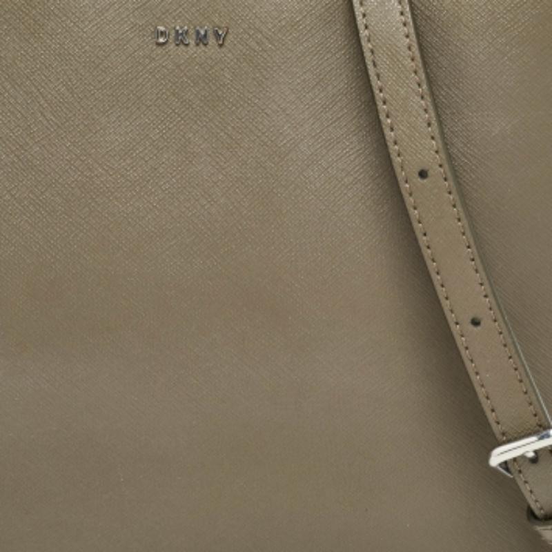 DKNY Beige Leder Bryant Bucket Bag im Angebot 4