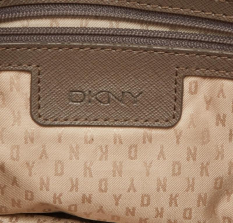 DKNY Beige Leather Bryant Dome Crossbody Bag en vente 6