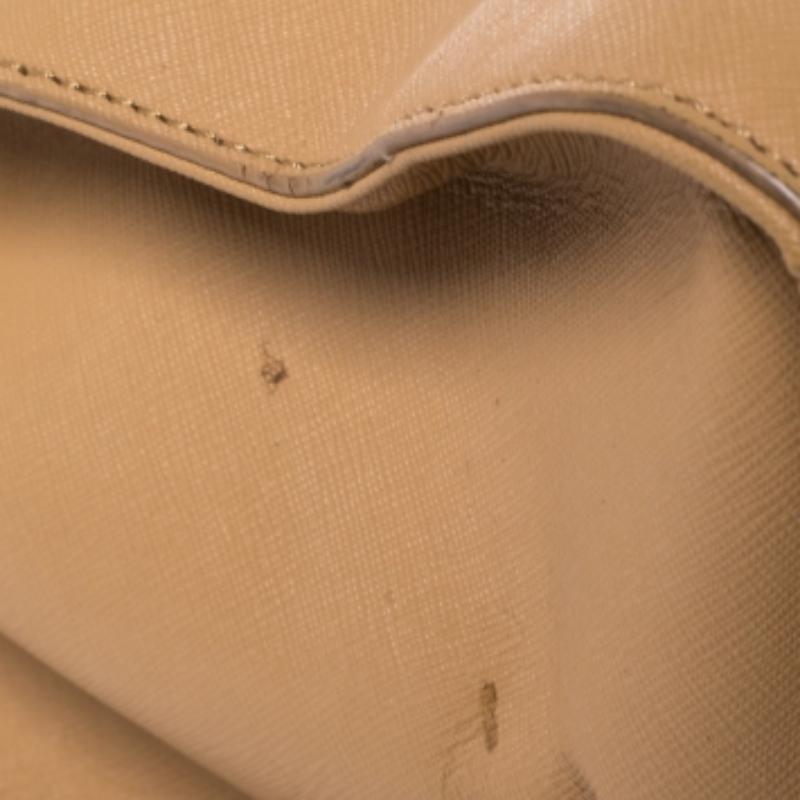 An absolute delight, this Bryant Park tote is a DKNY creation. Crafted from leather, the bag features a beige shade, two handles, and a fabric interior sized perfectly to hold your essentials. This bag is a must-have.