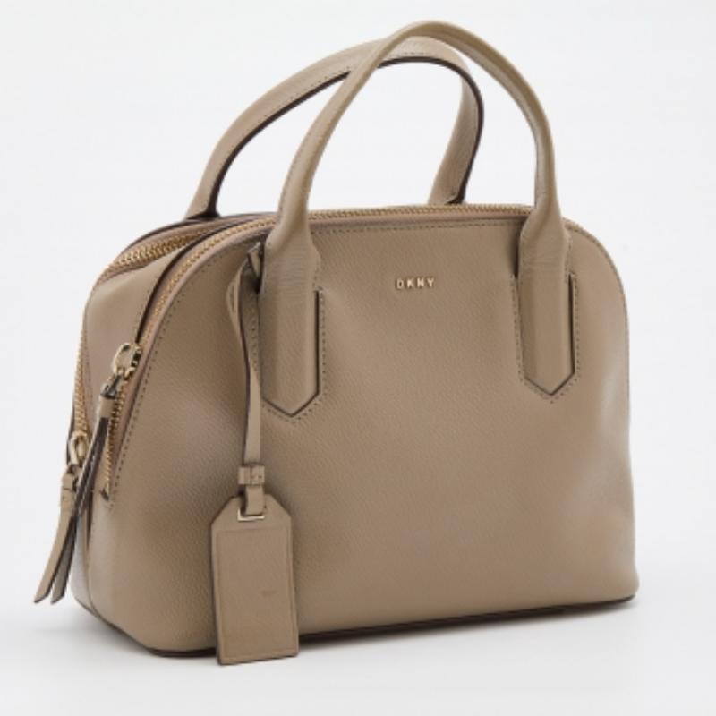 Esta cartera de DKNY es el resultado de combinar una gran habilidad artesanal con un diseño práctico. Llega con un exterior duradero y se completa con detalles de lujo. Es un accesorio con el que puede contar.