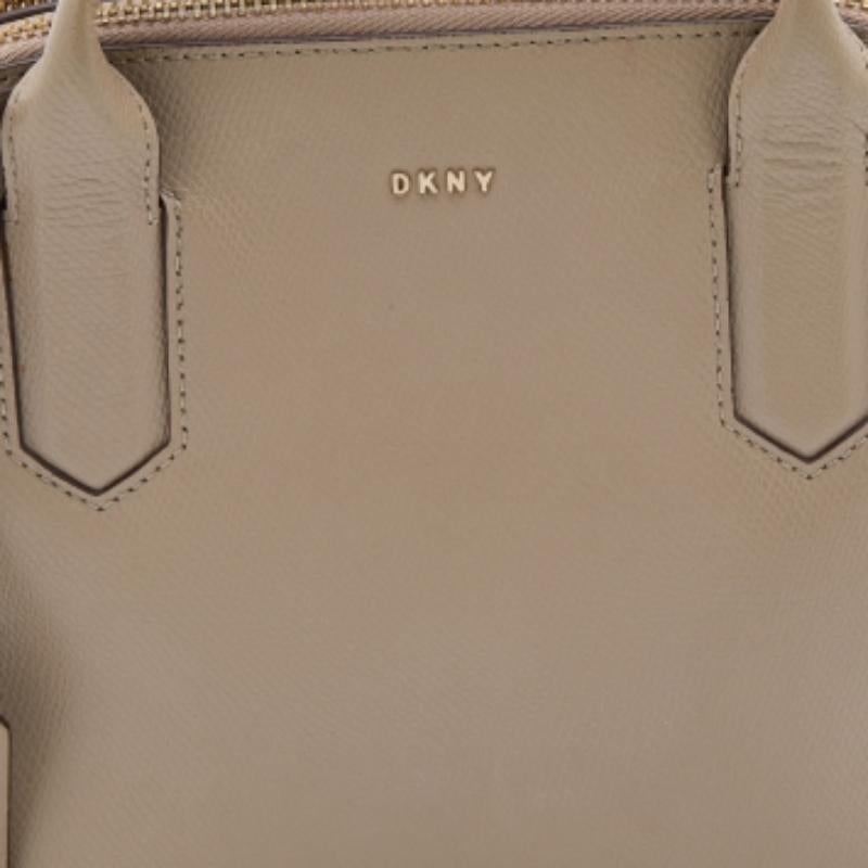 Cartera DKNY de piel beige con forma de cúpula en Bueno estado para la venta en Dubai, Al Qouz 2
