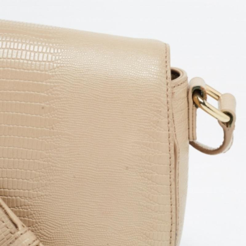 DKNY Beige Logo-Umhängetasche aus Leder mit Eidechsenprägung im Zustand „Gut“ im Angebot in Dubai, Al Qouz 2