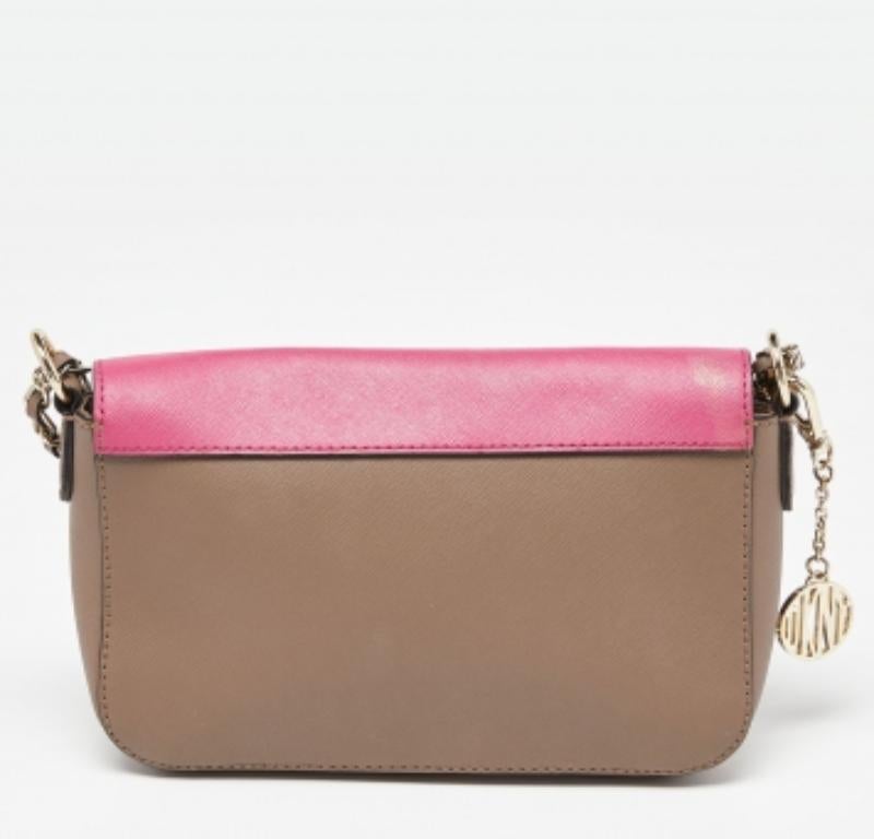Rosa DKNY Borsa a tracolla con patta Bryant Park in pelle beige/rosa in vendita