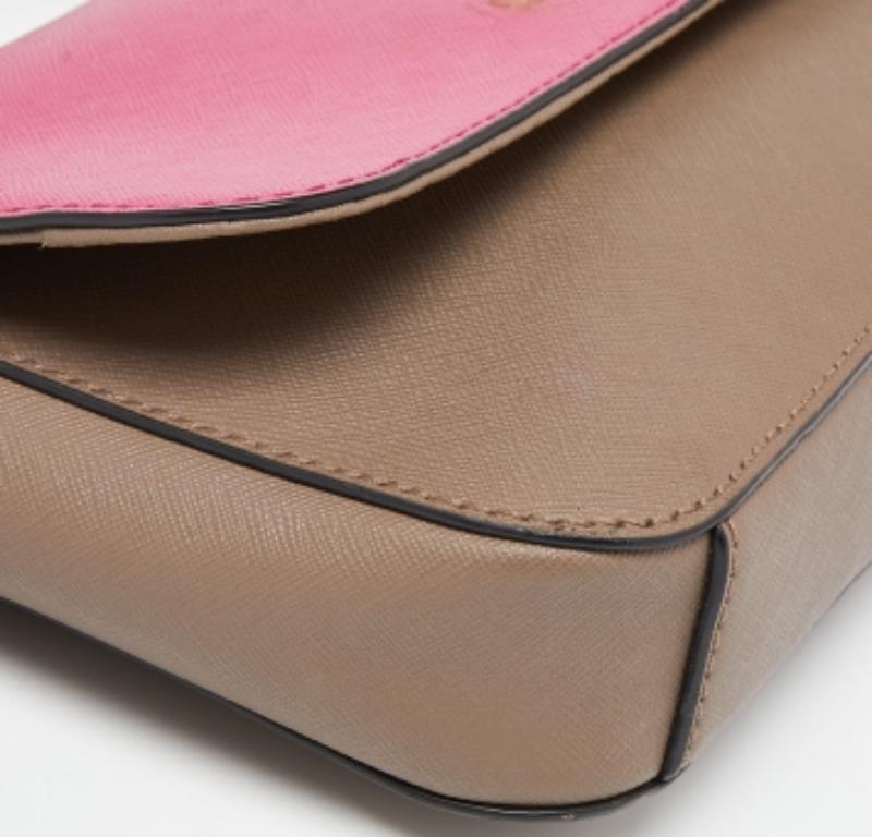 DKNY Borsa a tracolla con patta Bryant Park in pelle beige/rosa In condizioni discrete in vendita a Dubai, Al Qouz 2