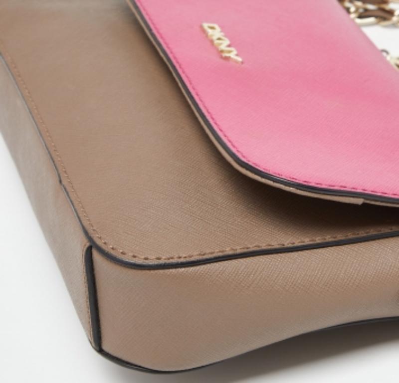 Donna DKNY Borsa a tracolla con patta Bryant Park in pelle beige/rosa in vendita