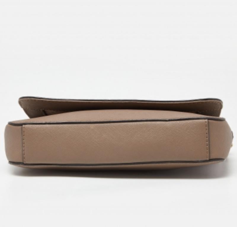 DKNY Borsa a tracolla con patta Bryant Park in pelle beige/rosa in vendita 2