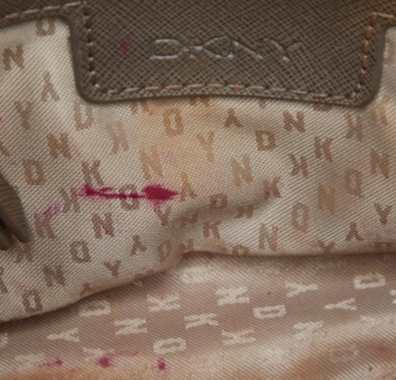 DKNY Borsa a tracolla con patta Bryant Park in pelle beige/rosa in vendita 3