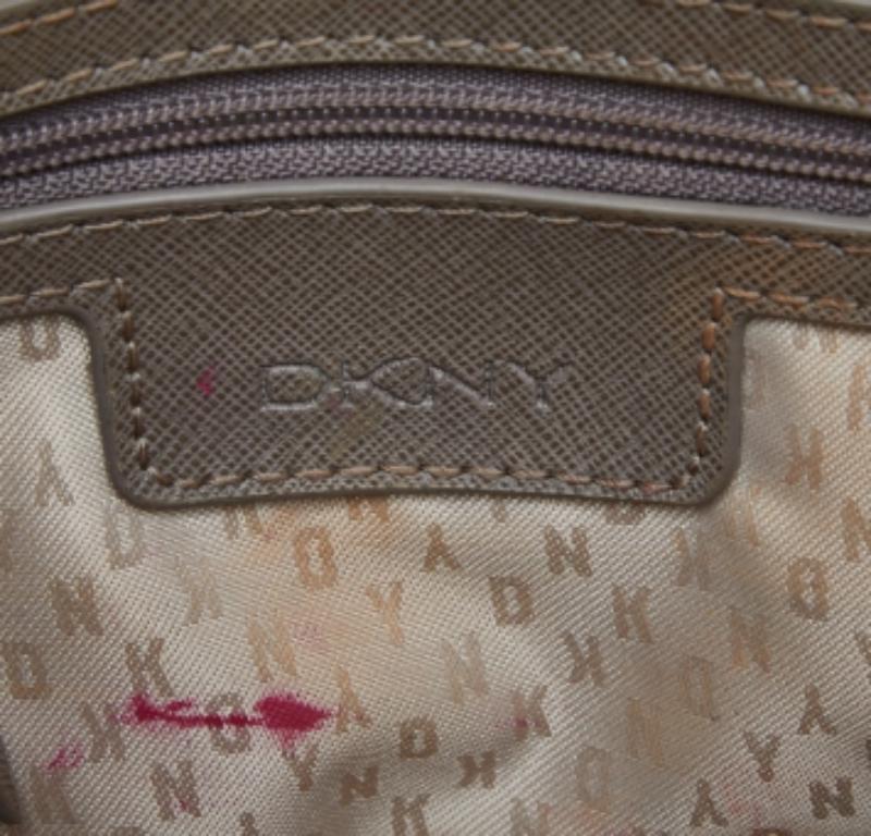 DKNY Borsa a tracolla con patta Bryant Park in pelle beige/rosa in vendita 4