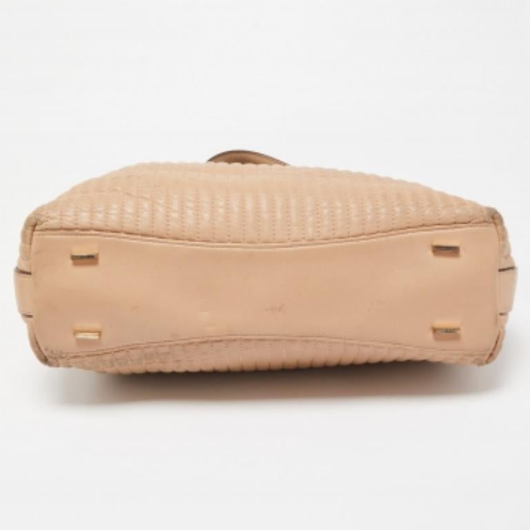 Los bolsos de diseño son los compañeros ideales para un sinfín de ocasiones Aquí tenemos una pieza que aúna moda y funcionalidad, elaborada con precisión. Está equipado con un interior de buen tamaño en el que caben fácilmente todos tus objetos