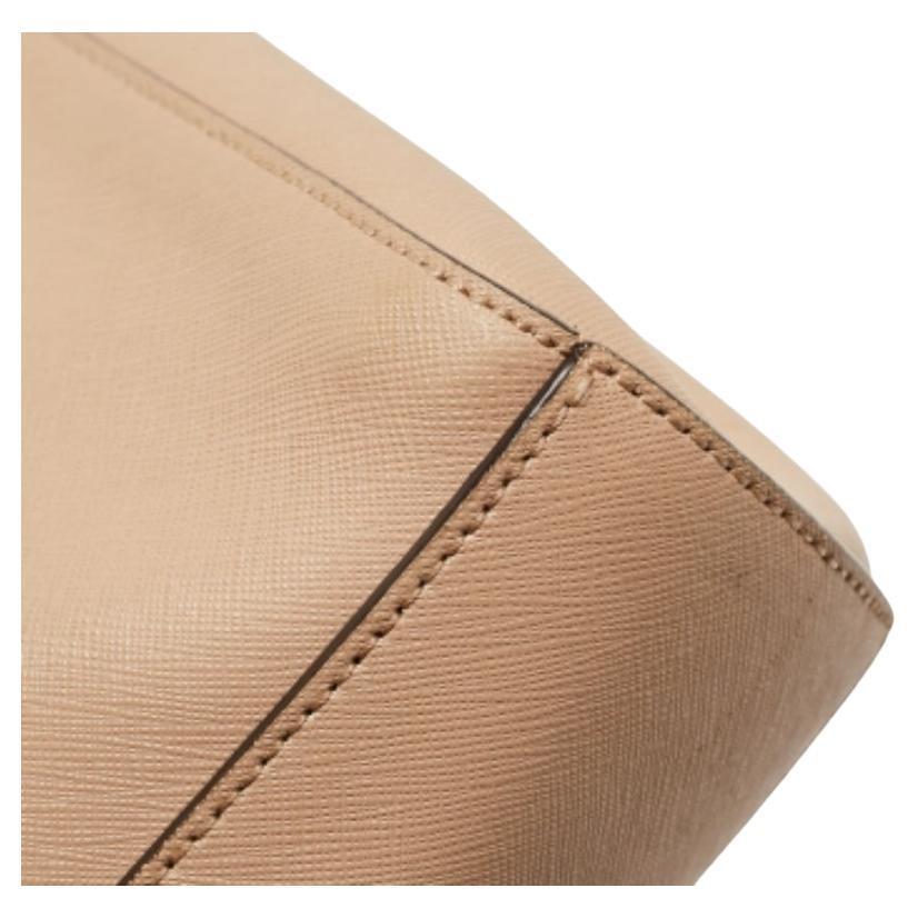 Esprimi il tuo stile personale con questa borsa crossbody di alta gamma. Realizzato con materiali di qualità, è stato arricchito con dettagli raffinati ed è perfettamente rifinito. L'abitacolo è ben spazioso.