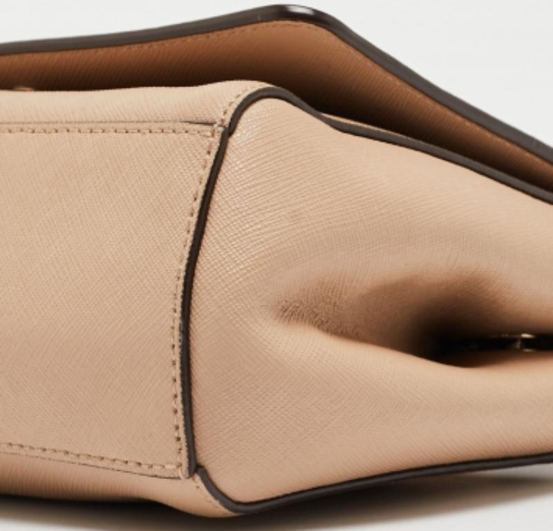 Beige DKNY Borsa a tracolla con patta Bryant Park in pelle saffiano beige in vendita