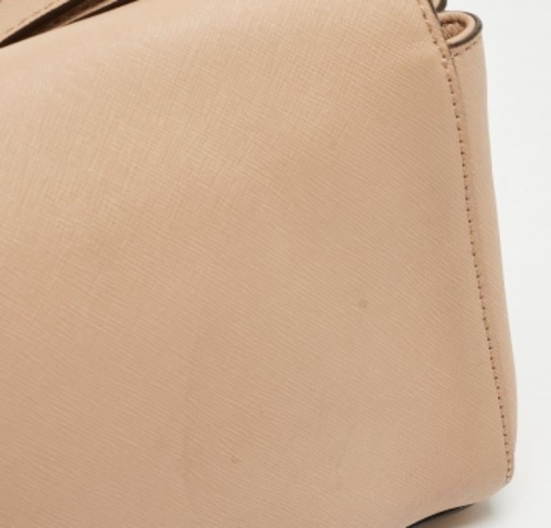 Donna DKNY Borsa a tracolla con patta Bryant Park in pelle saffiano beige in vendita