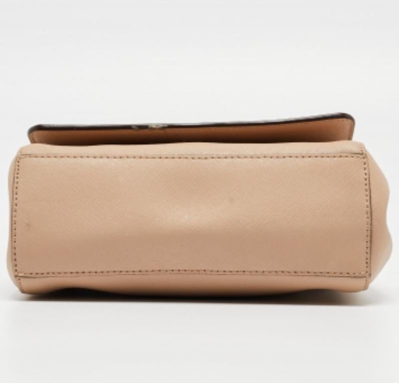 DKNY Borsa a tracolla con patta Bryant Park in pelle saffiano beige in vendita 1