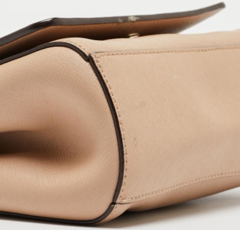 DKNY Borsa a tracolla con patta Bryant Park in pelle saffiano beige in vendita 2