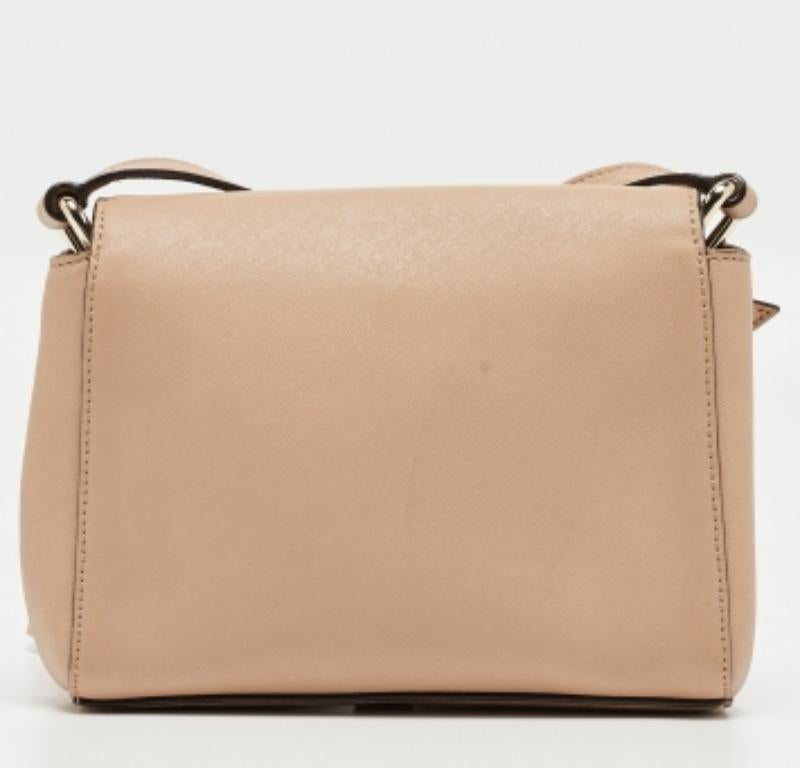 DKNY Borsa a tracolla con patta Bryant Park in pelle saffiano beige in vendita 3