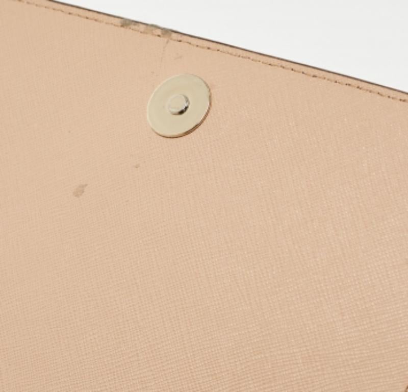 DKNY Borsa a tracolla con patta Bryant Park in pelle saffiano beige in vendita 4