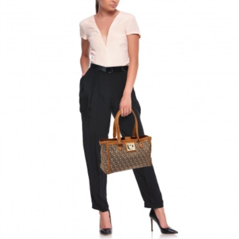 Dkny Beige/Tan Signature Canvas and Leather Tote In Good Condition For Sale In Dubai, Al Qouz 2