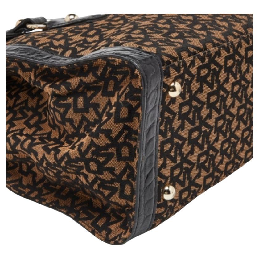 Diese aus hochwertigen Materialien gefertigte Tasche ist mit funktionellen und klassischen Elementen ausgestattet. Sie kann bequem transportiert werden, und ihr Innenraum hat die perfekte Größe, um Ihre Habseligkeiten bequem aufzubewahren.