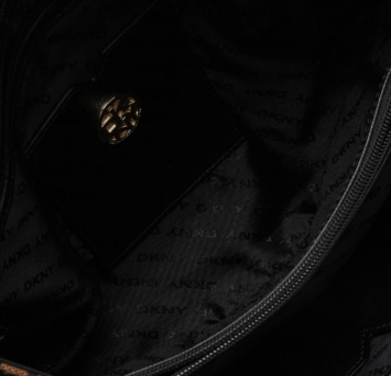 DKNY Schwarz/Braun Monogram Canvas und Croc geprägtem Leder Turnlock Flap Tote Damen im Angebot